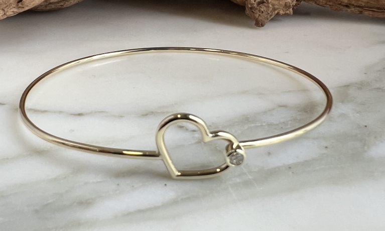Uit eigen atelier. Gouden armband met diamant
