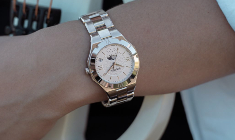 Nieuw van Pierre Balmain dit stoere maar elegante horloge met maanstand. 