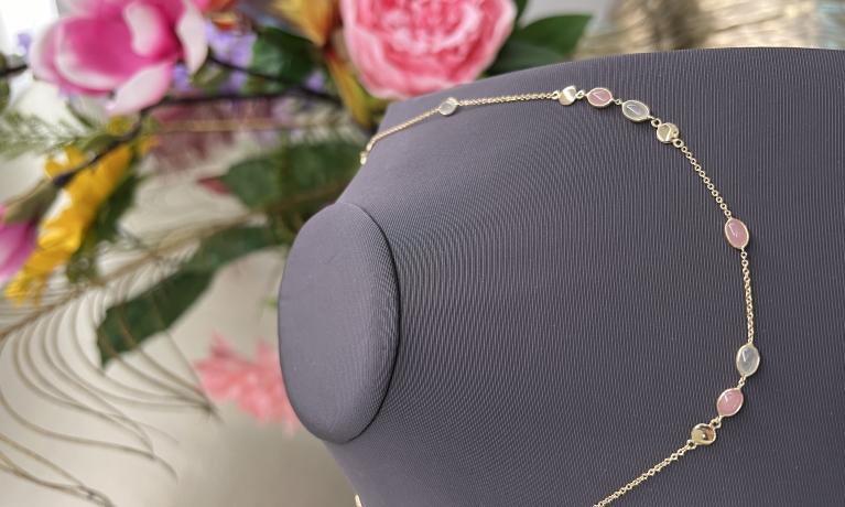 Nieuw binnen, dit gouden collier met prachtige edelstenen